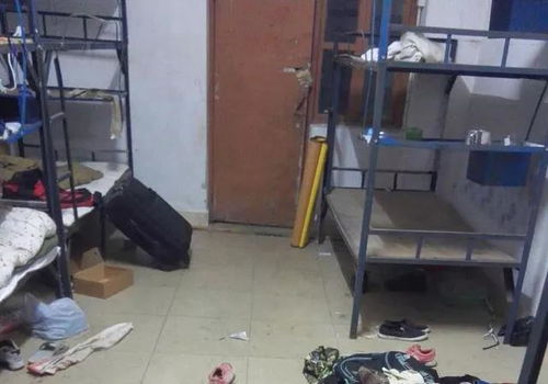 工厂宿舍往事 当“共用”成为崩溃的日常